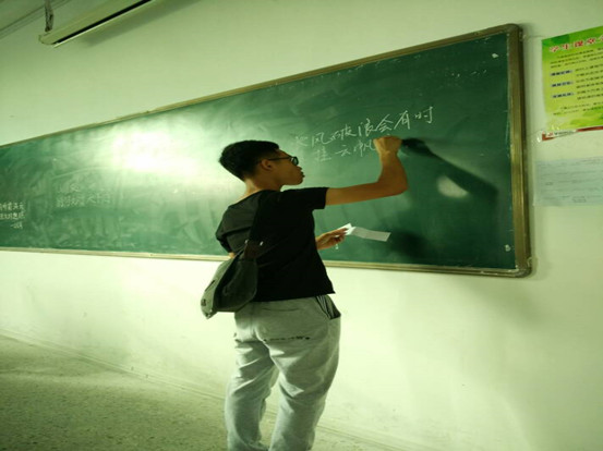 三笔书法诵英才 三尺讲台播希望